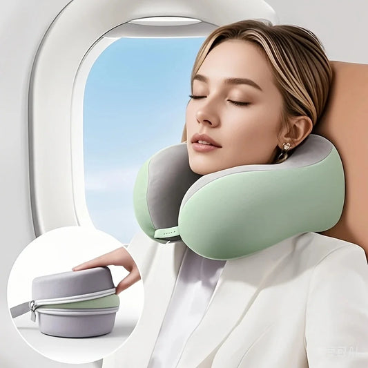Woman using a green travel neck pillow with a close-up of the pillow case on an airplane.وسادة سفر بشكل U من ميموري فوم لتدعيم الرقبة والدعم أثناء السفر أو القيلولة
